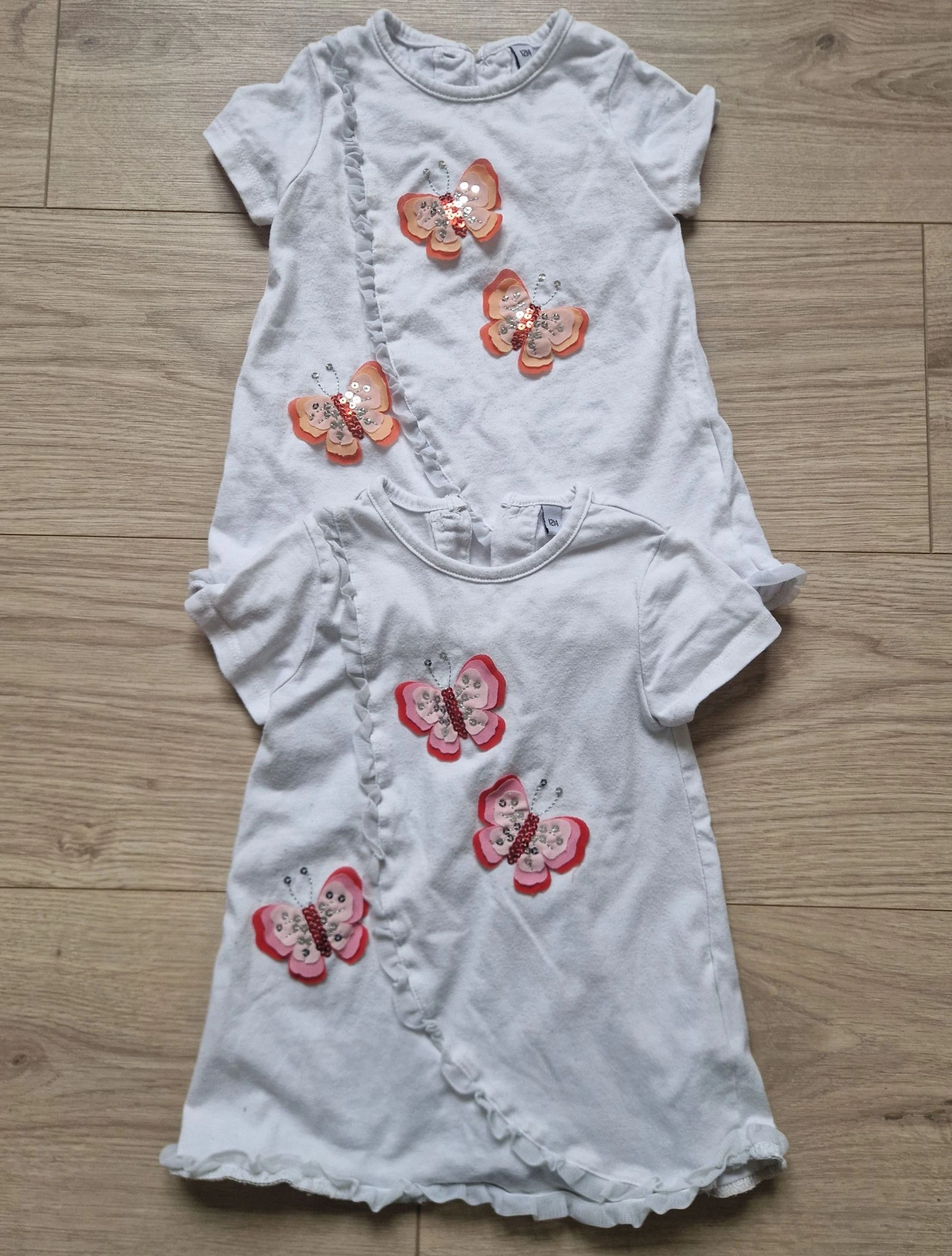 🦋 Lot 2 robes manches courtes – bébé fille – 12 mois – état correct